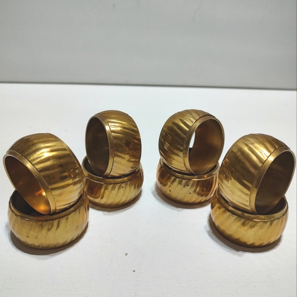 Brass ribbed napkin rings - Picture 2 of 10